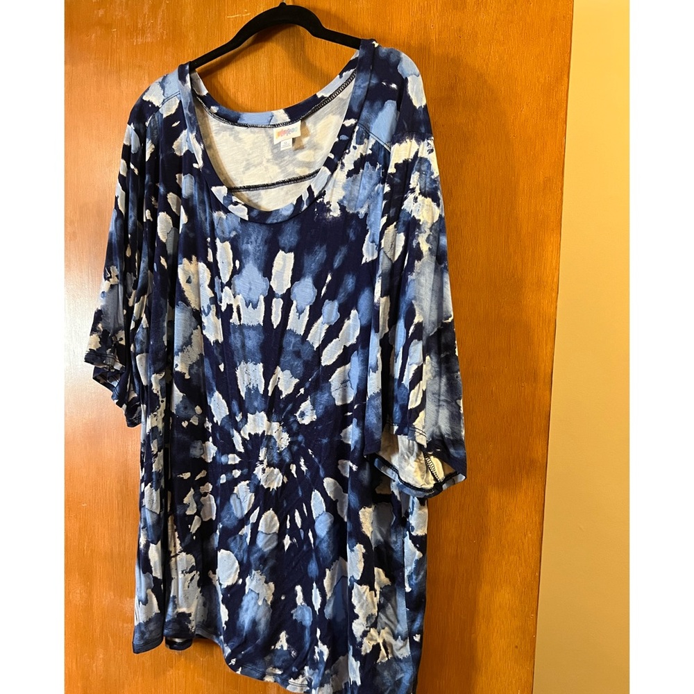 LuLaRoe Boyfriend Tee XL which fits. 2XL in other brands. Poly spandex.